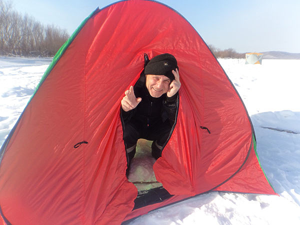 Изображение При длительном ожидании поклевки лучше находиться в палатке. Фото: Смирнова Александра. 