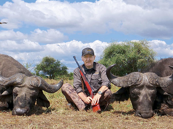 Изображение Автор с трофеями нильских буйволов. Фото автора.