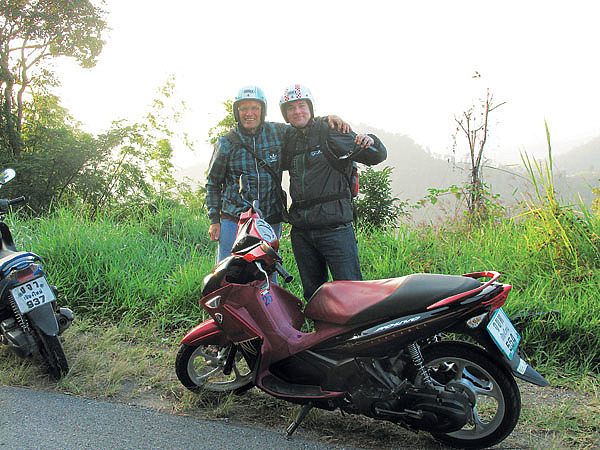 Изображение По дорогам Таиланда удобнее всего передвигаться на байках. Фото: Горяйнова Алексея. 