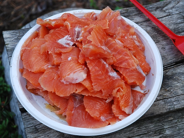 Изображение Кумжа не только активный борец по ту сторону спиннинга, но и шикарное украшение стола, деликатес для любителей отдыха в стиле Outdoor. Фото: Евгений Кузнецов.