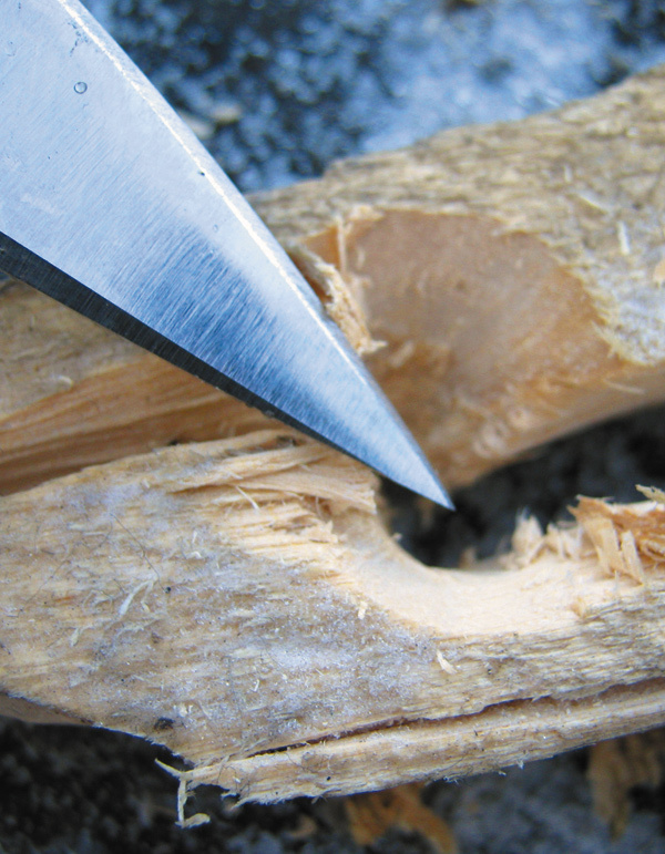 Изображение ДРЕВНИЙ КЛИНОК.
Якутский нож представляет собой инструмент, вобравший в себя тысячелетний опыт использования в условиях северной тайги и тундры.
Это подтверждают раскопки, проведенные на территории Якутии. Извлеченные из захоронений и стоянок древнего человека клинки имеют несомненное сходство с современными якутскими ножами.