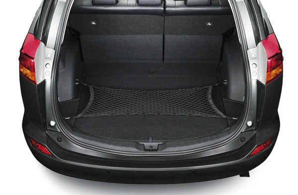 Изображение Ровный пол в багажнике доступен лишь тем, кто откажется от полноразмерного запасного колеса. Если машина оснащается полноценной «запаской», в середине отсека появляется небольшая надстройка. 