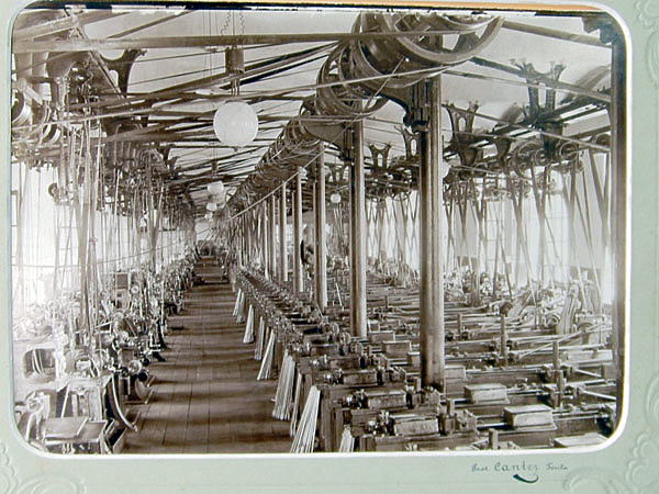 Изображение В биографии Тульской Оружейной палаты, основанной 15 февраля 1712 года по личному указу Петра I, немало славных страниц. Так, оружие тульских мастеров ковало победы 
в Отечественной войне 1812 года, в Великой Отечественной войне. Именно отсюда, из заводских цехов, выходили легендарные пулеметы Максима, револьверы Нагана и винтовки Мосина. И сегодня завод сохраняет и развивает богатейшие традиции мастеров прошлого, а также взращивает новые кадры мастеров во славу России. Молодое поколение создает свой неповторимый стиль, впитав в себя все известные в оружейном деле художественные средства, используя самые разные материалы: золото, серебро, кость, перламутр. Фото: Компания-производитель 