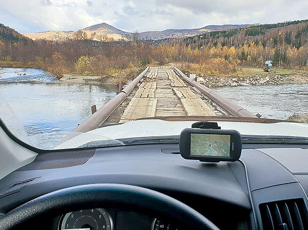 Изображение Часто путь пролегал через живописные реки, но рассматривать местные красоты было небезопасно. Фото: Роман Полисецкий 
