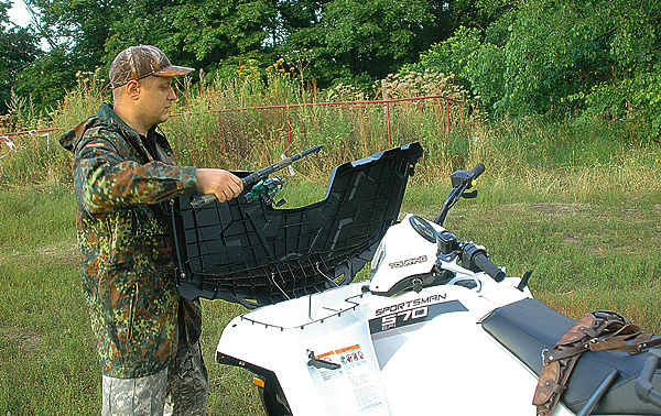 Изображение В передней части ATV от Polaris спрятался багажный отсек, в который помещаются и удочка, и патронташ, и топор, и еще куча всякой мелочевки. Сзади, к слову сказать, тоже есть отсек для хранения небольших вещей.