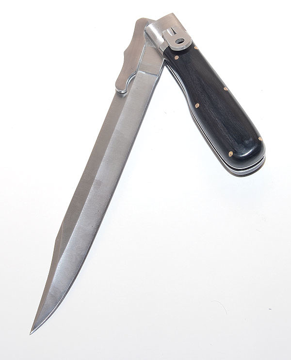 Изображение Классический полускладной нож имеет клинок со щучкой, но может быть и кинжальной формы.  ФОТО: АЛЕКСАНДР КУДРЯШОВ, 