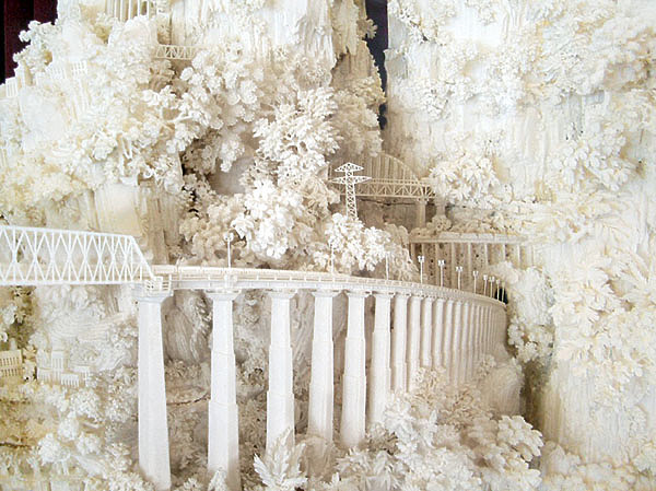 Изображение Китайские мастера всегда славились искусством резьбы по кости. Так, в 1974 году была вырезана скульптура «Железная дорога Чэнду—Куньмин», на изготовление которой ушло 8 слоновьих бивней. Ее длина 1,8 м, вес 300 кг. Эта скульптура была преподнесена в дар Генеральной Ассамблее ООН. Сегодня резчики все чаще используют для своих изделий бивни не слонов, а мамонтов. ФОТО ROB YOUNG/WIKIMEDIA1.ORG (CC BY 2.0) 