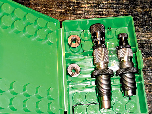 Изображение НАБОР ДЛЯ РЕЛОАДИНГА 
Для сборки патронов понадобится довольно большой список инструментов. Чтобы только начать процесс, необходимо приобрести пресс, капсюлятор, точные весы, набор матриц на каждый калибр, который вы будете собирать, подставки под патроны. Это инимальный список, далее добавятся инструменты для обрезки гильз, для их чистки и обжига. Потом пулелейка… В общем, список немаленький, Для начала придется потратить примерно 
30 тысяч рублей. Важно найти место, где вы все это разместите; желательно, чтобы во время процесса сборки патронов вас никто не отвлекал. Фото Петра Козлова