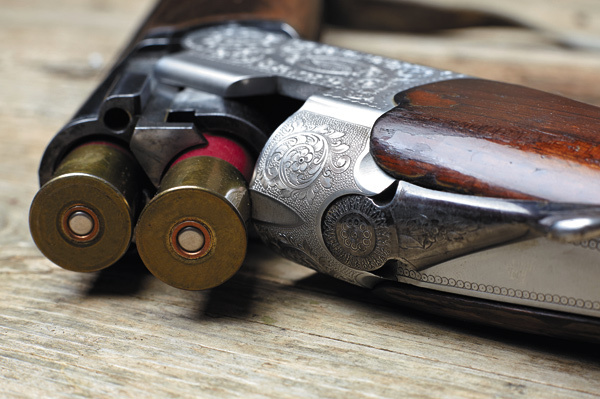 Изображение Если охотитесь на ровных полях и заяц поднимается за 20–30 м, «ближний» ствол заряжаем стандартным патроном с дробью № 3, второй ствол — дробью № 2 или № 1 стандартным патроном, либо в контейнере.