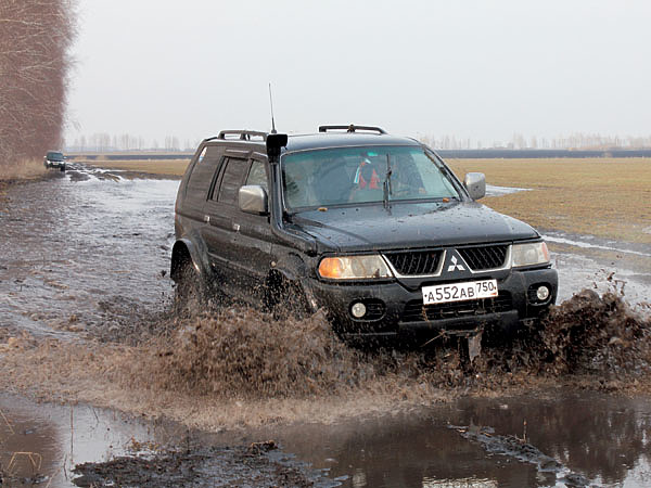 Изображение Передвигаться по раскисшим полям под силу только реальным внедорожикам. Фото: Дмитрий ВАСИЛЬЕВ