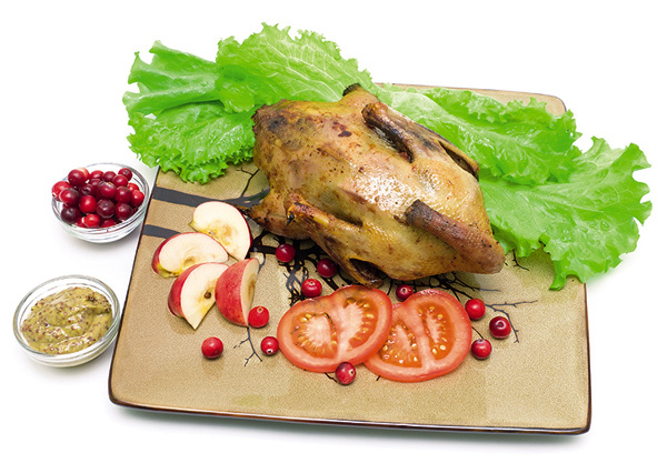 Изображение ЧИРКИ В МИНДАЛЬНОМ СОУСЕ. 
Подготовленных чирков с оставленной внутри печенью, посоленных и поперченных, поджарить на смеси сливочного и оливкового масла. Готовим на медленном огне 20–30 минут, часто переворачивая. Из готовых тушек извлечь печень и растолочь в ступке вместе с обжаренным миндалем (10–20 шт.) и зубчиком чеснока. Подлить 50–60 мл винного соуса. Тушки вновь поместить на сковороду и, добавив соус, тушить в течение 20 минут на медленном огне при закрытой крышке.