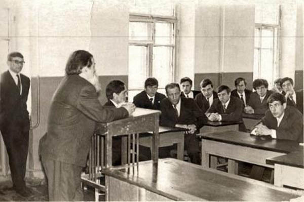 Изображение В. Н. Скалон, в те годы главный охотовед страны, даёт напутствие студентам, перед очередной производственной практикой. 1971 г.