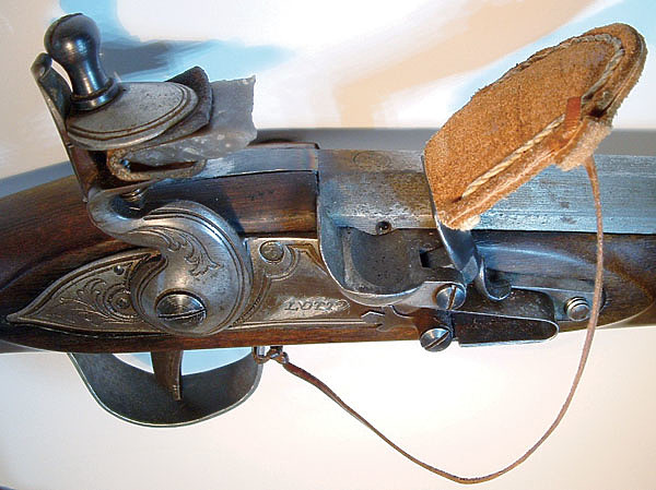 Изображение Небольшой кожаный кармашек надевался на кресало, и даже в случае срабатывания курка и нанесения им удара по металлическому кресалу, прикрытому кожей, курок не выдавал искру и, как следствие, не мог поджечь запальный заряд. Система эта сколь примитивна, столь и надежна. Подобное приспособление позволяло отказаться от сложных механизмов в устройстве самого оружия. Несмотря на свою простоту, подобное устройство оставалось актуальным довольно долго, более ста лет.ФОТО: ИГОРЬ ВЕРБОВСКИЙ 