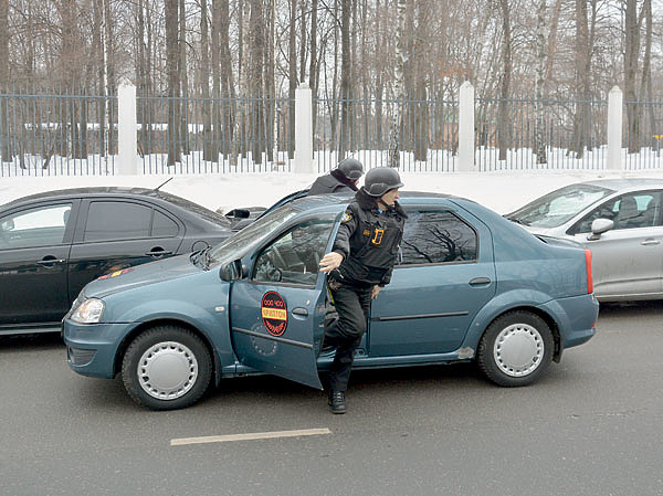 Изображение Частные охранники несут службу на многих объектах в Москве. Фото Александра Кудряшова. 