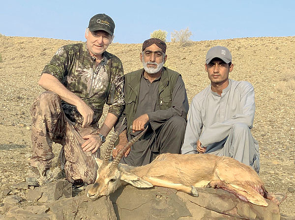 Изображение Автор и Сардар Менгал (в центре) с трофеем газели. ФОТО: ЭРИХ МЮЛЛЕР