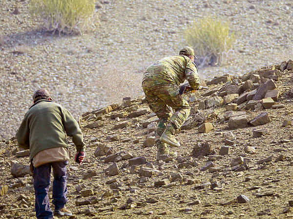 Изображение Самый распространенный стиль скрада в горах — полубегом, согнувшись. ФОТО: ЭРИХ МЮЛЛЕР