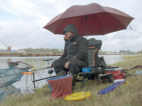 Изображение На рыбалке в предзимье очень важна правильная экипировка. Фото: Линника Николая. 