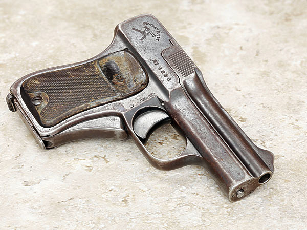 Изображение Для оружия самообороны очень важно, чтобы предохранитель отключался быстро, поэтому часто он выключается при обхвате оружия рукой. ФОТО: ИГОРЬ ВЕРБОВСКИЙ 