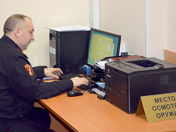 Изображение Процедура осмотра оружия является обязательной при регистрации. Фото Александра Кудряшова. 