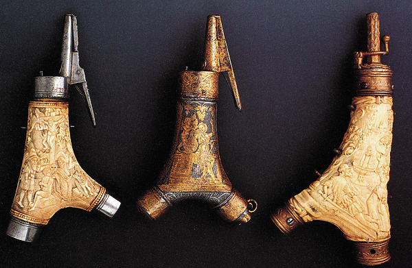 Изображение Пороховницы для черного пороха. Хорошо виден дозатор,
с помощью которого отмеряют необходимый объем пороха.