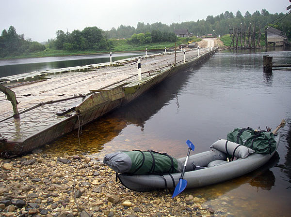 Изображение У населенных пунктов встречаются понтонные переправы, их приходится обходить берегом. Фото: Михаил Смирнов. 