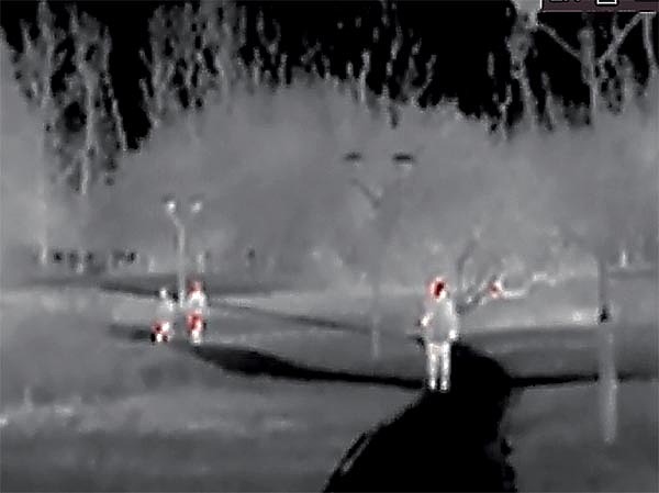 Изображение Изображение в тепловизоре может быть черно-белым, но есть варианты палитры, когда теплые объекты подсвечиваются красным цветом. Фото: Александр Мишин 