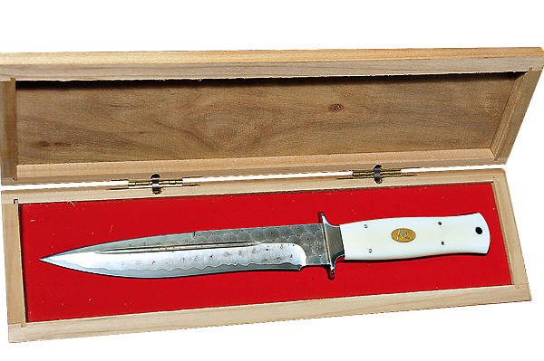 Изображение Еще одно применение для «крутого» ножа, особенно в эксклюзивном, подарочном исполнении, — с дамасским клинком и рукоятью, имитирующей слоновую кость. Это действительно подарок, и уж конечно, не одного бедняка другому. 