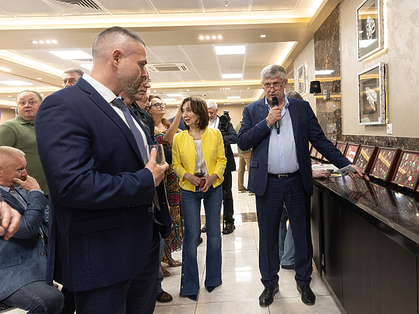 Изображение Самую большую в мире коллекцию охотничьих знаков имеет на сегодня Леонид Палько! Количество собранных в ней раритетов превышает 12 тысяч!