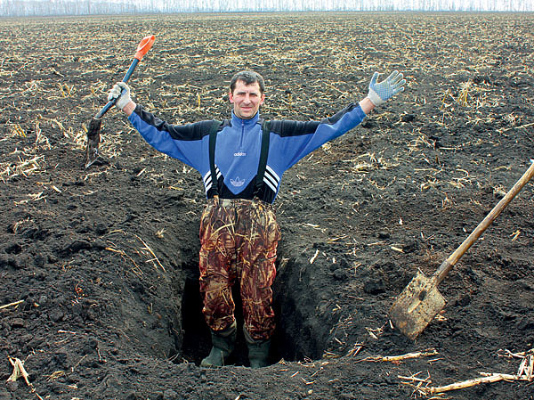 Изображение Достоинство окопа в том, что он не выделяется на местности при условии правильной маскировки, удобен для ожидания, наблюдения и стрельбы. К минусам можно отнести трудоемкость и невозможность использования при высоких грунтовых водах и на фермерских землях.Фото автора.