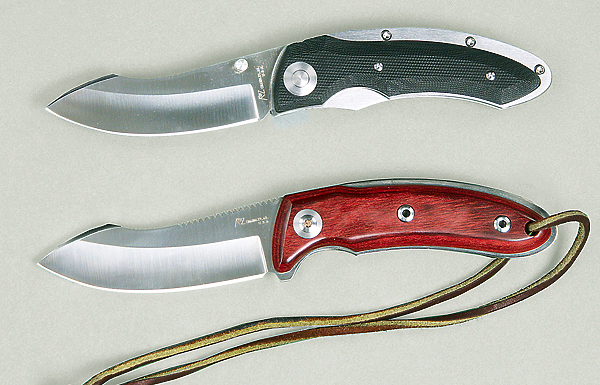 Изображение Дань экзотике — ножи серии Kagemusha, складные (сверху) и нескладные (внизу). Название в каталоге фирмы переведено на английский как secret ninja, хотя клинки имеют форму несколько вычурных, но достаточно типичных охотничьих «шкуродеров». Насколько правильно переведено, судить не берусь, японского не знаю. А при чем тут ниндзя, хотя бы и «секретный», вовсе непонятно. Не в названии, однако, дело. Нож с накладками рукояти из стабилизированного красного дерева и в хорошо подобранных по цвету ножнах смотрится весьма презентабельно и наверняка пригодится на охоте. 