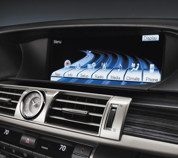 Изображение Оптитрованная подсветка комбинации приборов, мультиинформационный 5,8-дюймовый дисплей с повышенной четкостью изображения максимально облегчит работу водителя. 