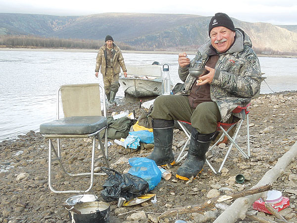 Изображение Иногда удавалось сделать перерыв и устроить пикник на речной косе, в окружении прекрасной северной природы. Фото: Встовского Дмитрия.