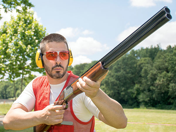 Изображение При стрельбе на стенде очки являются обязательным элементом экипировки. Фото: shutterstock 