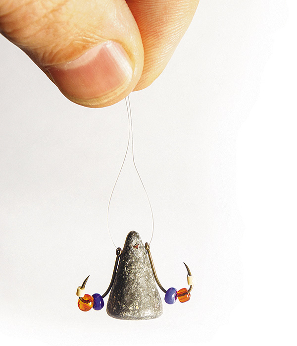 Изображение «БАЛДА»-ПРОВОКАТОР.
«Балда» привлекает хищника сразу четырьмя типами поведения. Первый — звуковой, стук по грунту; второй — волновой, при игре конуса; третий — подъем мути со дна создает иллюзию копошащегося существа и маскирует конус; четвертый — игра крючков с бисером. 
Фото Антона Журавкова