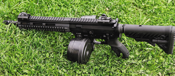 Изображение Карабин с магазином «улитка» для .223 калибра. Хотелось бы иметь подобный и для патронов 9х19 мм,
но в России закон не разрешает снаряжать магазин более чем 10 патронами одновременно.