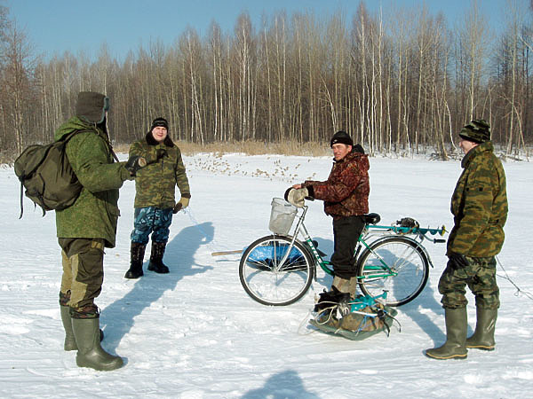 Пока снега мало, по водоему удобно перемещаться на велосипеде. Фото: Токарева Александра. 