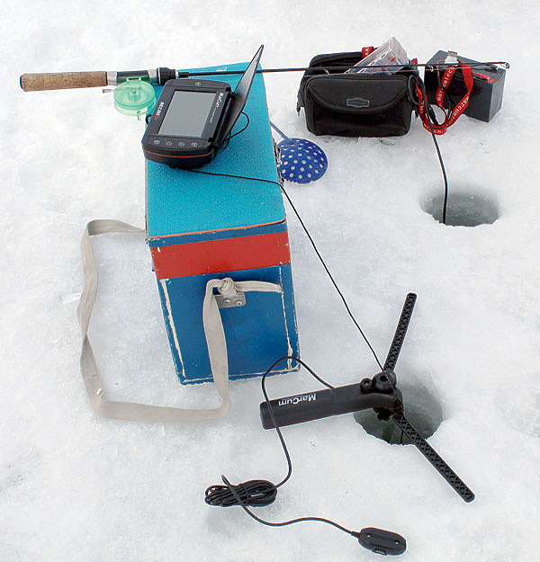 Изображение При совместной работе эхолота и видеокамеры можно много узнать о поведении рыбы под лункой. Фото: Сергей Смирнов.