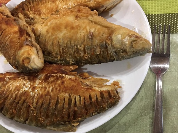 Изображение Разрезы до позвоночника не только разрезают вильчатые кости, но и способствуют полной обжарке рыбы. Фото: Кузнецова Евгения.