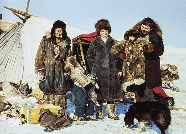 Изображение КОРЕННЫЕ НАРОДЫ.
Коренных жителей Сибири и Крайнего севера — ненцев, энцев, нганасан, сельпуков и других, кочевавших вдоль побережья Ледовитого океана, вплоть до конца 30-х годов XX века называли самоедами или самоядь. Затем было предложено название «самодийские народы». Остяки (ханты), проживавшие в Западной Сибири, называли их орхой, что означает «дикий человек». Монголы оттеснили остяков с Оби и Катуни до Томи и устья Иртыша, самоеды перенесли свои кочевья к северным сибирским морям. Монголам пришлось платить ясак оленьими и соболиными шкурами. Такое состояние сибирских народов застал атаман Ермак, когда, покорял Сибирь.
Кушелевский Ю. И . Северный полюс и земля Ямал