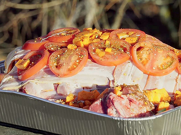 Изображение НОГА КОСУЛИ В ДУХОВКЕ 
Ингредиенты: нога косули, 500 мл кефира, 
2 луковицы; 1 ч.л. кориандра, 4 чесночных зубца, 200 гр. сала свиного, 1 перец болгарский; 2 томата; половинка лимона.
Приготовление. Нарежьте лук полукольцами, 
а перец и томаты кубиками. Сало нарежьте пластинками. В ноге сделайте надрезы и вложите в них сало. Смешайте кефир со специями, выдавите чеснок. Уложите мясо в форму для запекания. Залейте кефиром. Готовьте при 180 °С два часа. Когда блюдо будет готово, полейте сверху соком лимона.
 Фото автора.