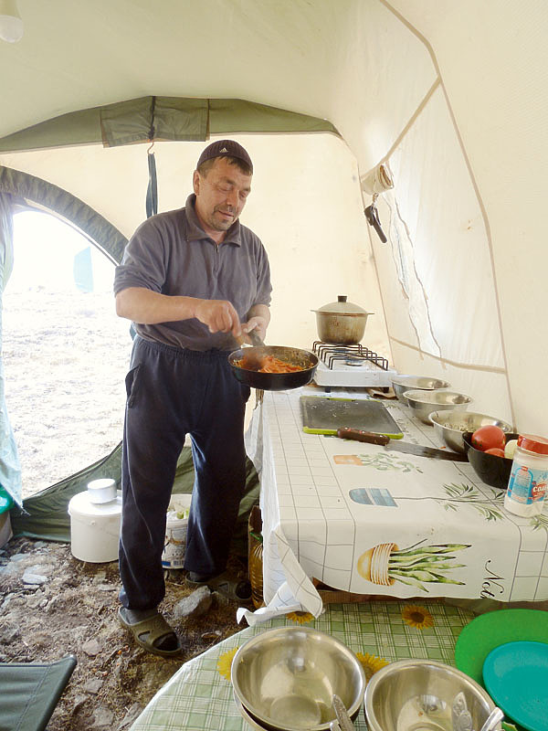 Изображение Наш повар на камбузе в ожидании голодных охотников после трудового дня. Фото автора. 
