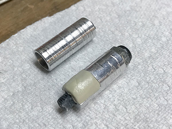 Изображение Втулки, вклеенные в месте прохождения стяжных болтов, увеличивают прочность конструкции и повышают точность оружия. Большое значение имеет точность их изготовления и установки. Втулки должны равномерно перераспределять нагрузку от стяжных болтов на всю ложу. Это предотвращает смещение при выстреле и тем самым способствует повышению точности оружия и повторяемости каждого последующего выстрела. Чаще всего при проведении беддинга втулки просто вклеиваются в ложу оружия. CLINT MEIER/FLICKR.COM (CC BY 2.0) 