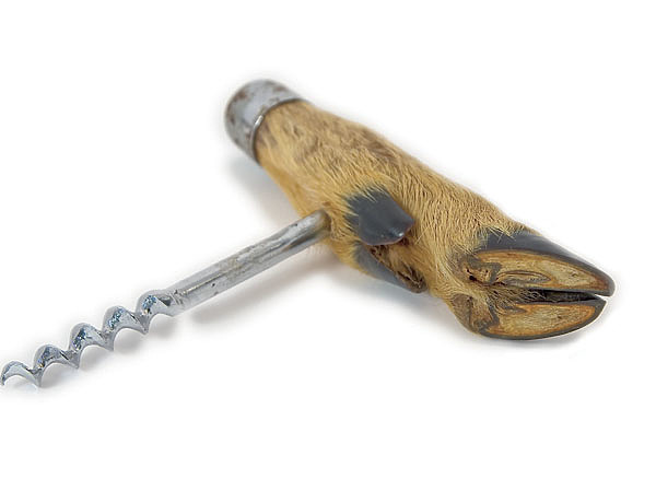 Изображение В дело идут не только мясо, шкура и рога, но и копыта, из которых делают подставки, рукоятки ножей, штопоры и многое другое. ФОТО SHUTTERSTOCK 