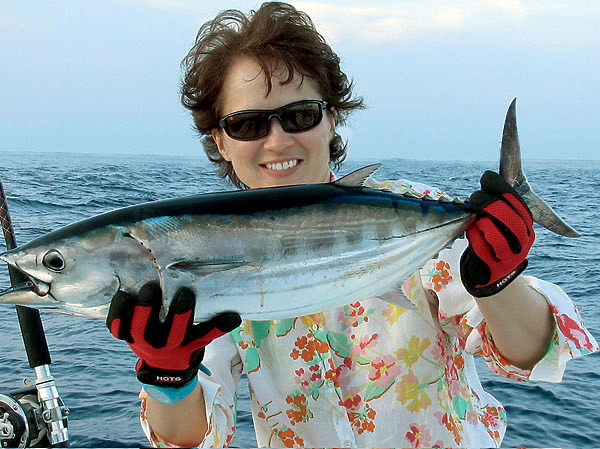 Изображение Троллингом вдоль берега мы поймали тунца и вечером на ужин приготовили из него сашими. Фото: Тоболь Евгении.