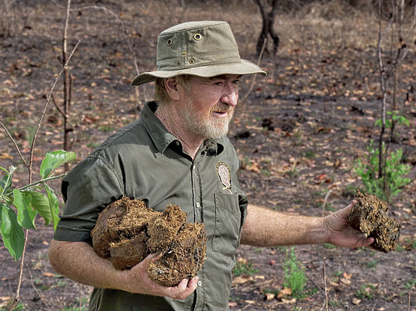 Изображение В руках Пэдди сухой слоновий помет — средство от мух цеце. Фото автора. 