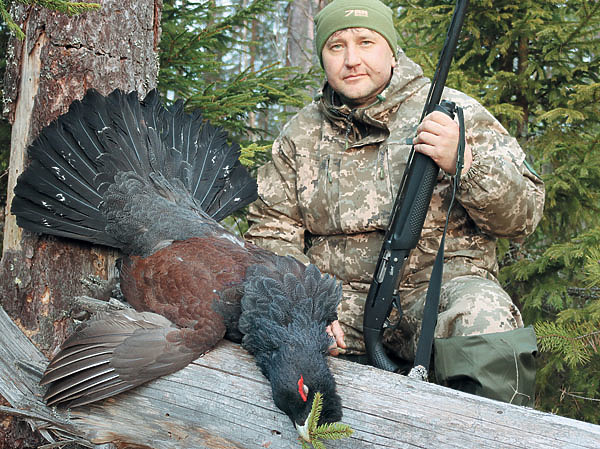 Изображение Первый глухарь Сергея, добытый годом раньше. Фото автора.