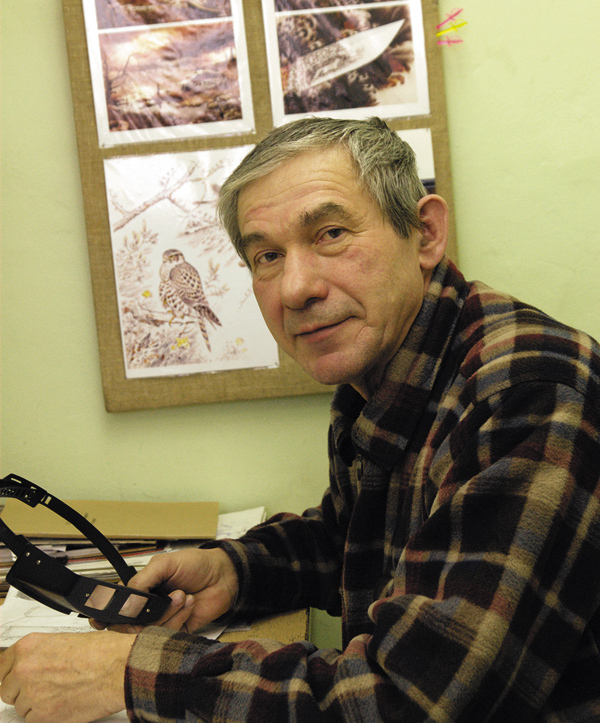 Изображение Один из лучших граверов «ИЖМЕХА» Юрий Кропачев
не только активно работал сам, но и передавал свое мастерство молодежи.
