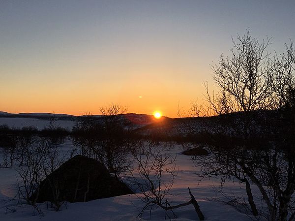 Изображение Когда солнце прячется за горизонтом, зимняя тундра становится еще более коварная. Фото: Геннадий Шеляг. 