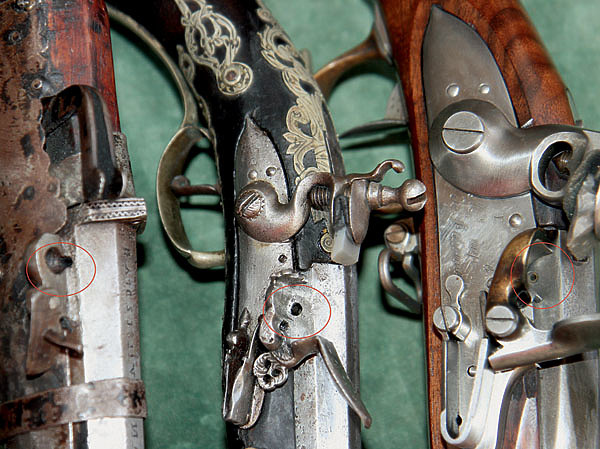 Изображение Различный размер отверстий (на фото выделены кружком) свидетельствует
о возможности попадания пороха через запальное отверстие
на полку. ФОТО ИГОРЯ ВЕРБОВСКОГО