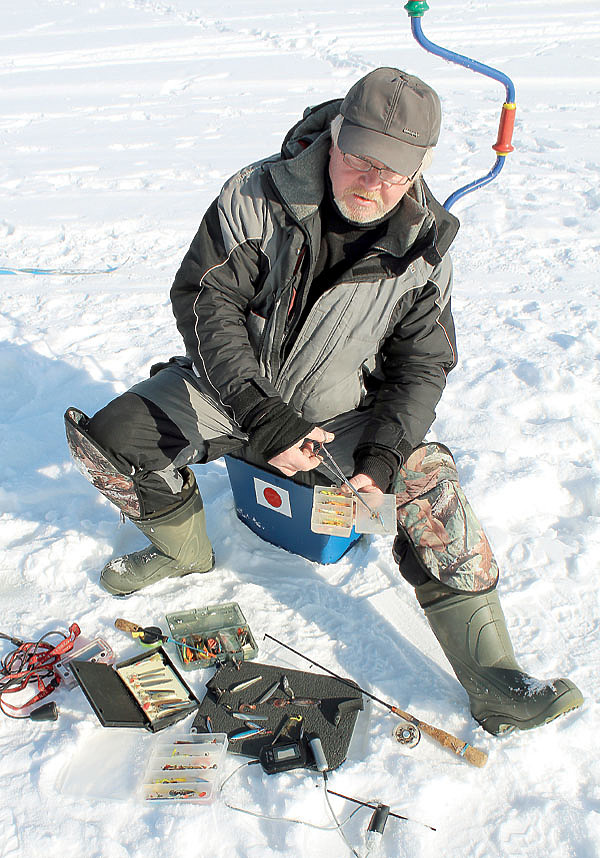 Изображение Когда долго не клюет, приходится фантазировать при создании новой приманки. Фото: Сергей Смирнов.